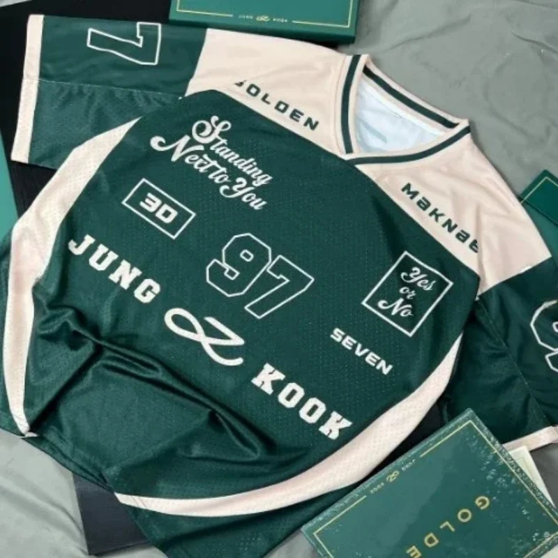 Trendiger Y2K-Mode Sommer-Jersey für Damen und Herren: Übergroßes, Atmungsaktives, Schnelltrocknendes Sport-T-Shirt in Goldener 97-Ausführung – Detail 4