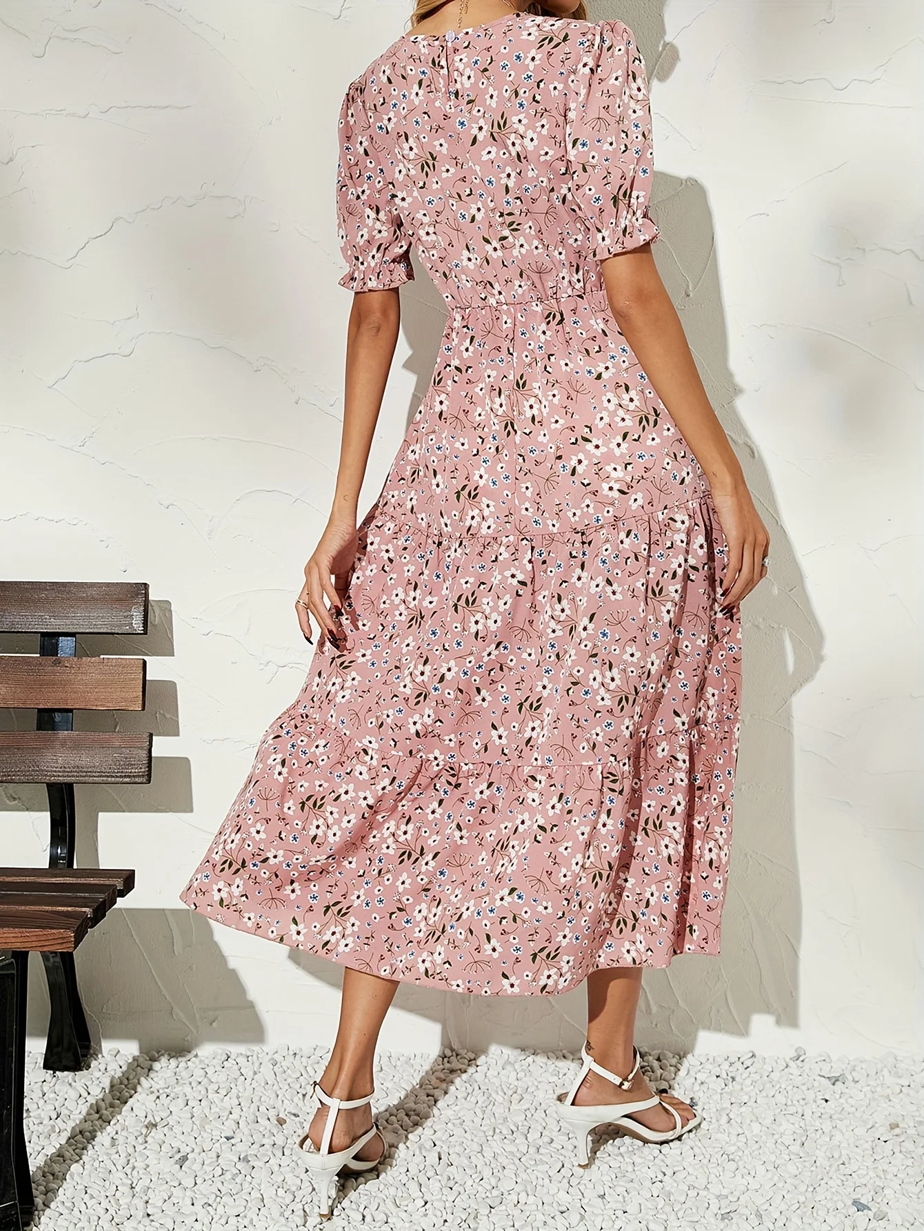 Chique roze midi-jurk met ditsy bloemenprint, korte pofmouwen, gesmokte taille, gelaagde rok, zoete casual dagelijkse vakantiejurk