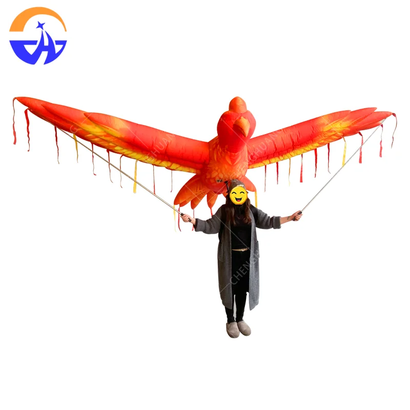 نموذج ببغاء قابل للنفخ محمول باليد يحمل بشريًا، دعامة زخرفية للإعلان التفاعلي لمواكب المسرح في الهواء الطلق