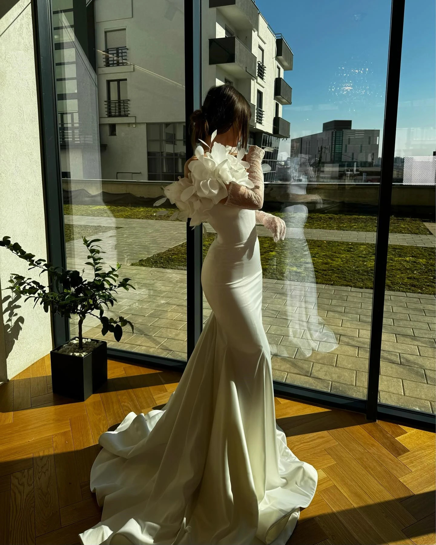 FATAPAESE Abito da sposa personalizzato Scollo semi-innamorato Spalle scoperte Abbellimenti floreali con guanti in pizzo Silhouett a sirena