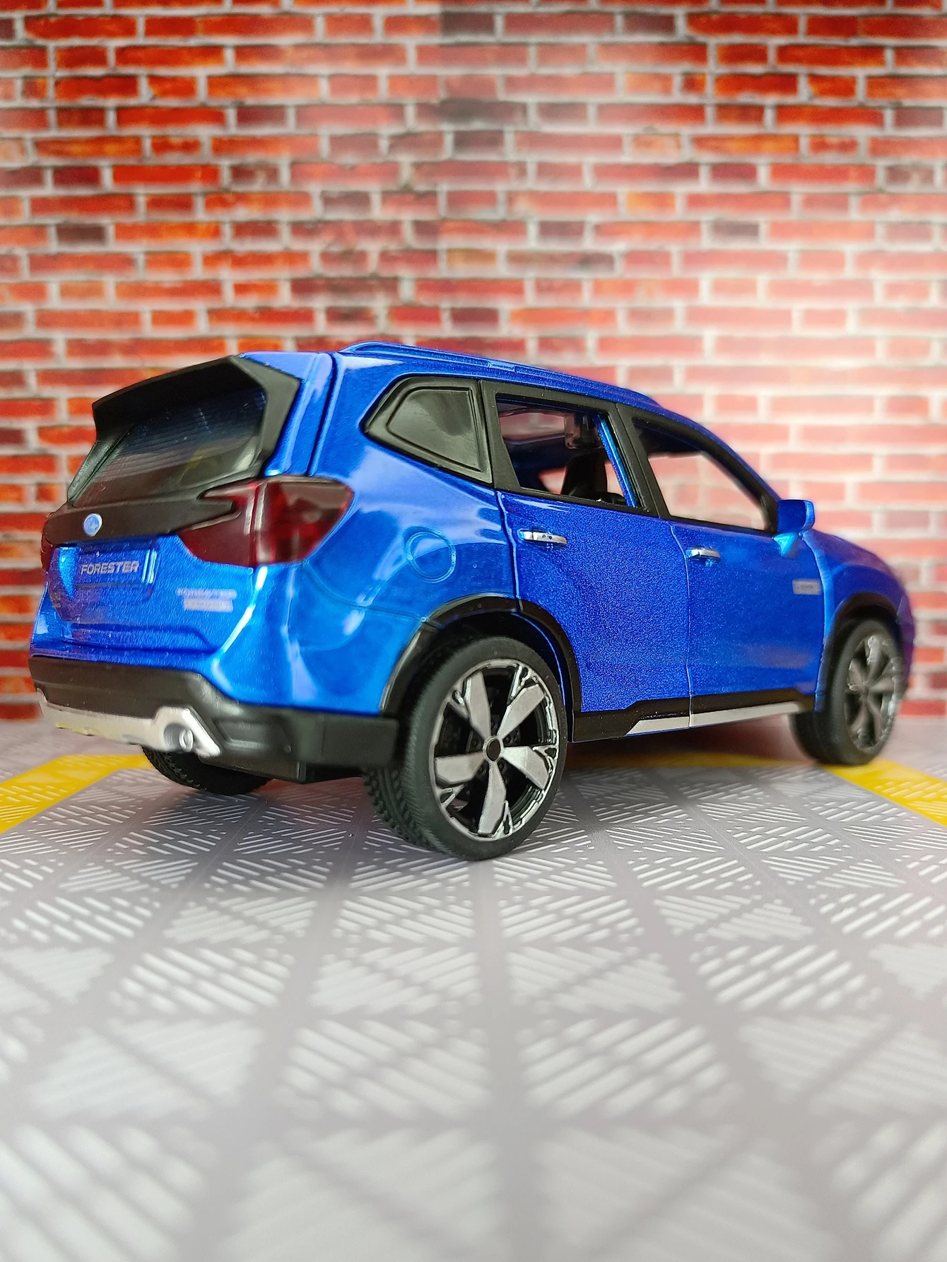 Adornos de modelo de coche de aleación Subaru Forester de simulación 1:30, colección de puertas y capó del motor, el maletero se puede abrir