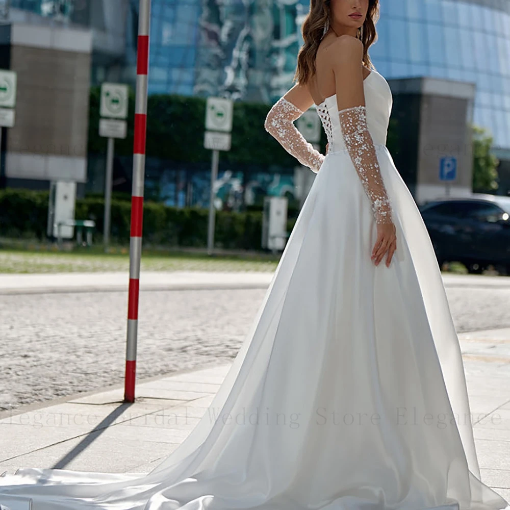 Robes de mariée sans bretelles en satin blanc moderne, robe trapèze fendue, train de balayage de fibre, robe plissée, mariage éducatif, 2023