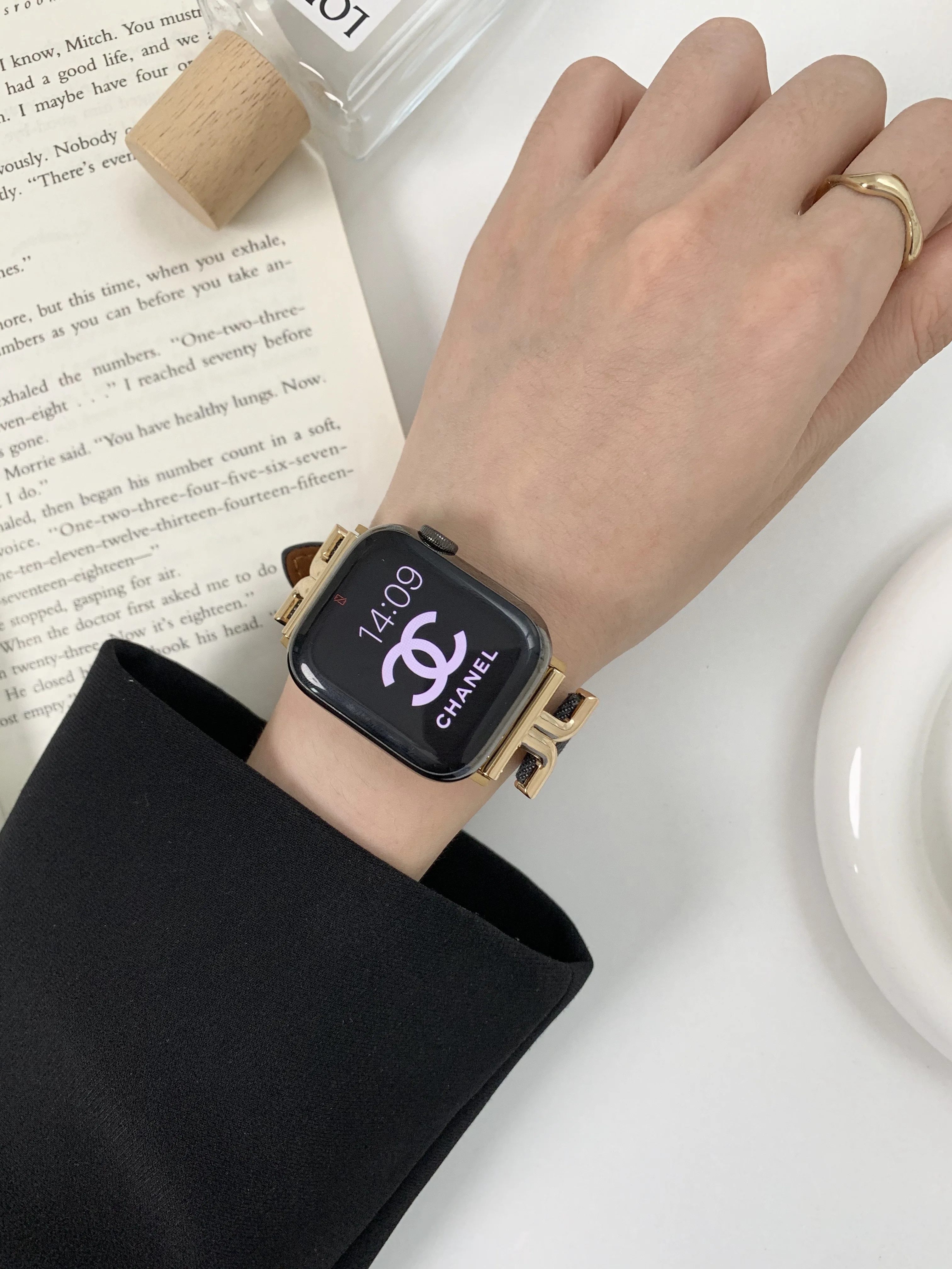 Metal strap for Apple watch band butterfly clasp bracelet chain for iwatch987654321SE Ultra38 40 41 42 44 45 49mm women leather