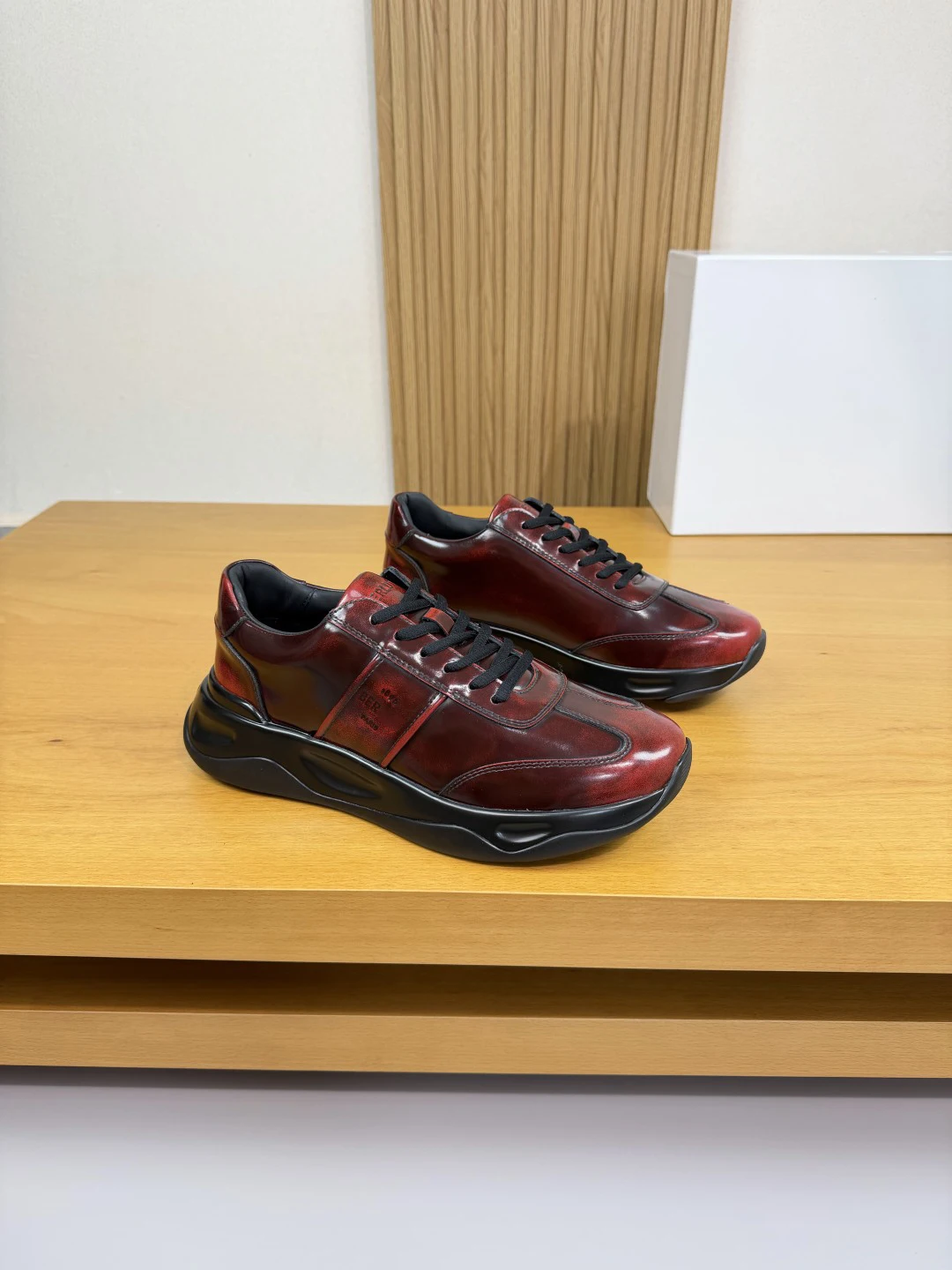BLLIYOSS Men Shoes 2026 New Calf leather stitching 1895 High-quality Three dimensional relief sculpture Embossed badge pattern
