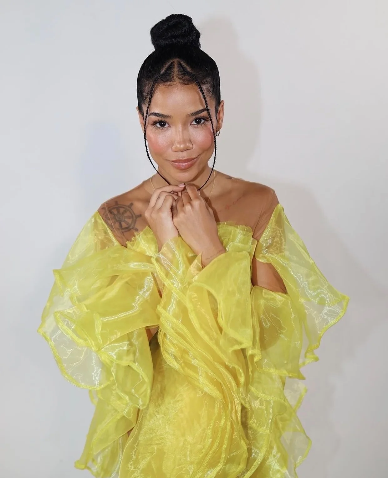 Accattivante abito in organza giallo con volant completo a strati abiti da festa da ballo collo trasparente lunghezza pavimento chic abito lungo da compleanno personalizzato