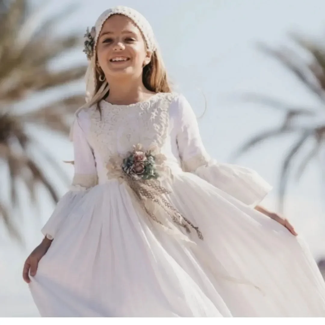 Vestido de princesa bohemio blanco para niña, con cinturón de flores, bordado de encaje en el corpiño, vestido acampanado, minivestido de dama de honor de boda