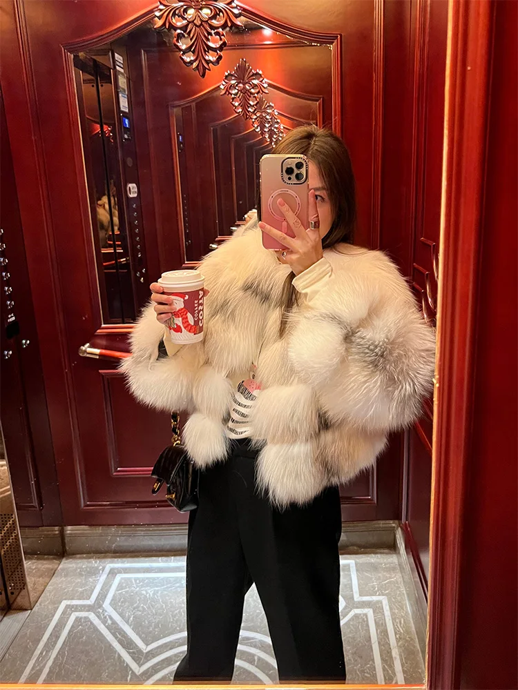 Biały futrzany płaszcz damski, designerski, naturalne futro, odzież wierzchnia, dojazdy do pracy, zapinany na zamek, długi płaszcz.