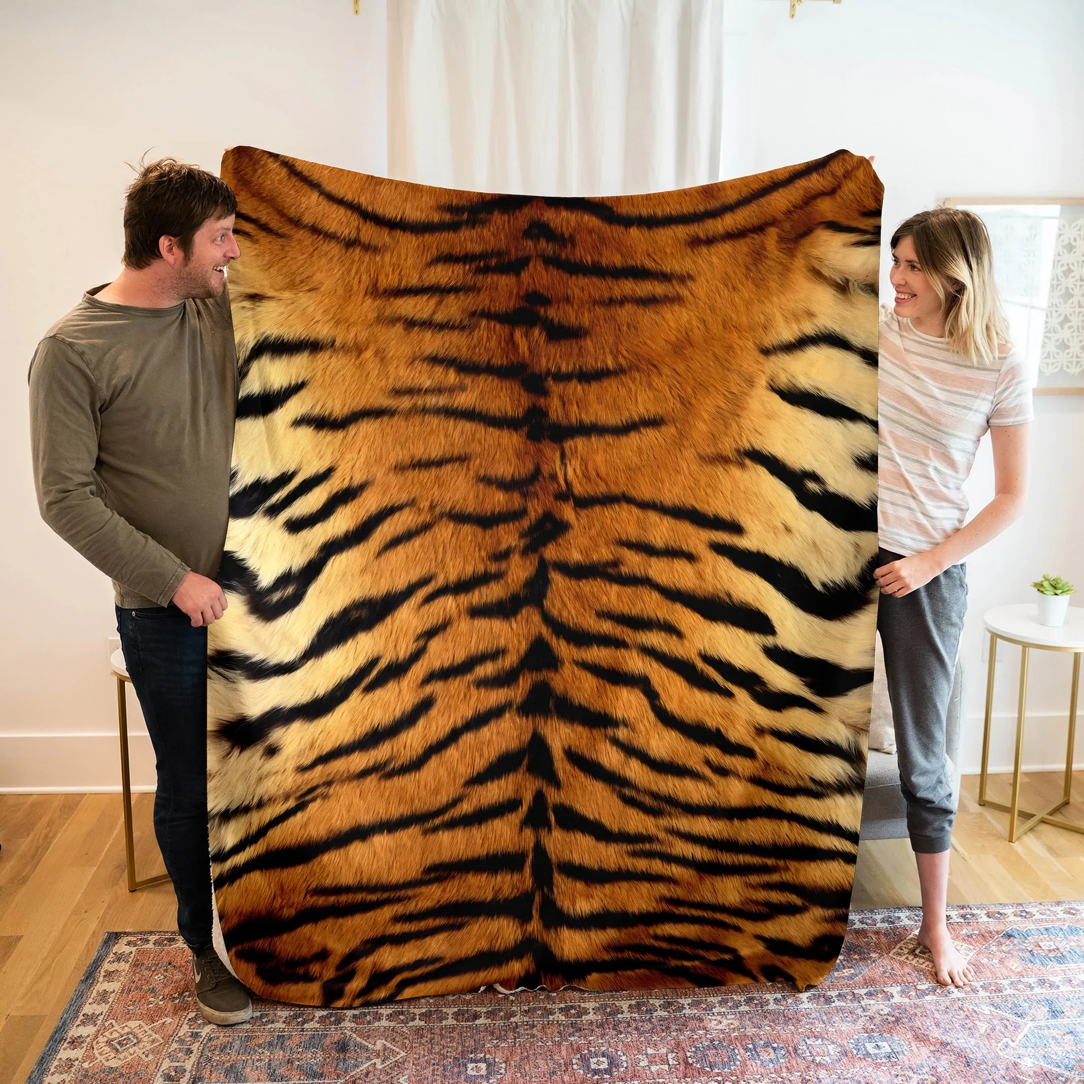 Flanelldecke mit Tiger-Print. Weich, bequem und sanft auf der Haut. Realistischer Tierdruck. Perfekt für Nickerchen und Büro