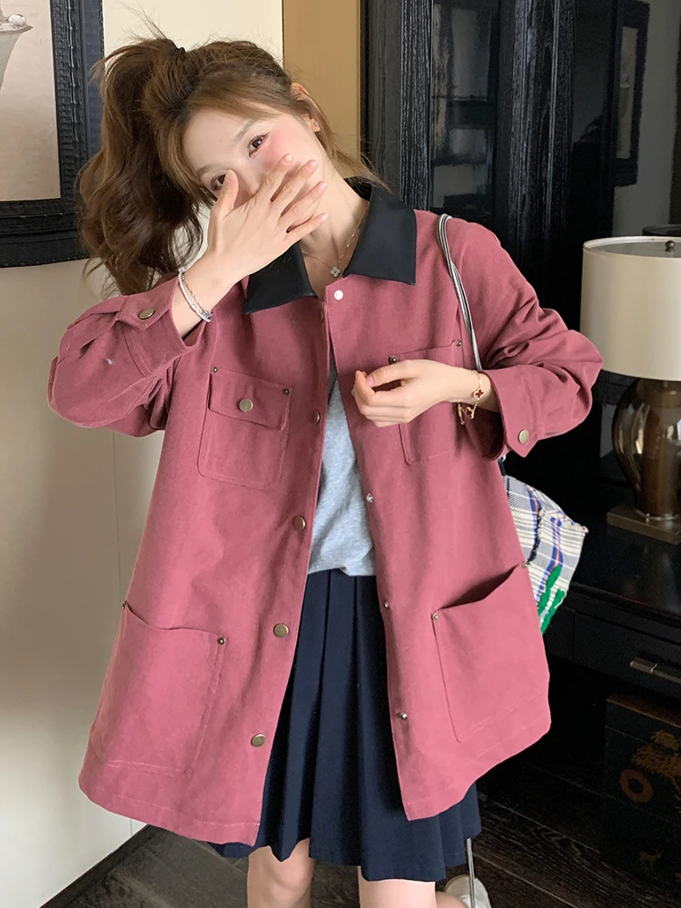 veste-en-jean-pour-femme-col-montant-unique-style-workwear-couleur-framboise-nouvelle-collection-printemps-elegante-et-tendance-manches-longues