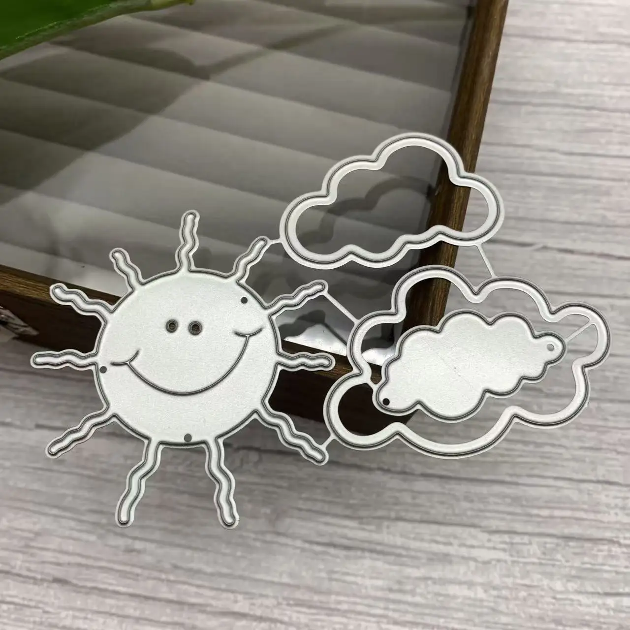 Lächelnde Sonne und Wolken Metall-Stanzformen Sonniges Wetter DIY Scrapbooking Karten Bastel-Stanzformen