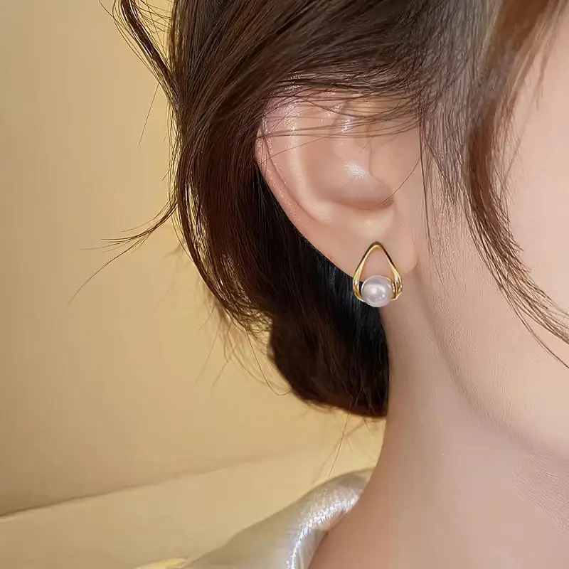 1 Paar kleine Ohrstecker in Gold- oder Silberfarbe mit Perlen für Damen, minimalistischer, metallischer, hohler, geometrischer Schmuck. – Detail 2