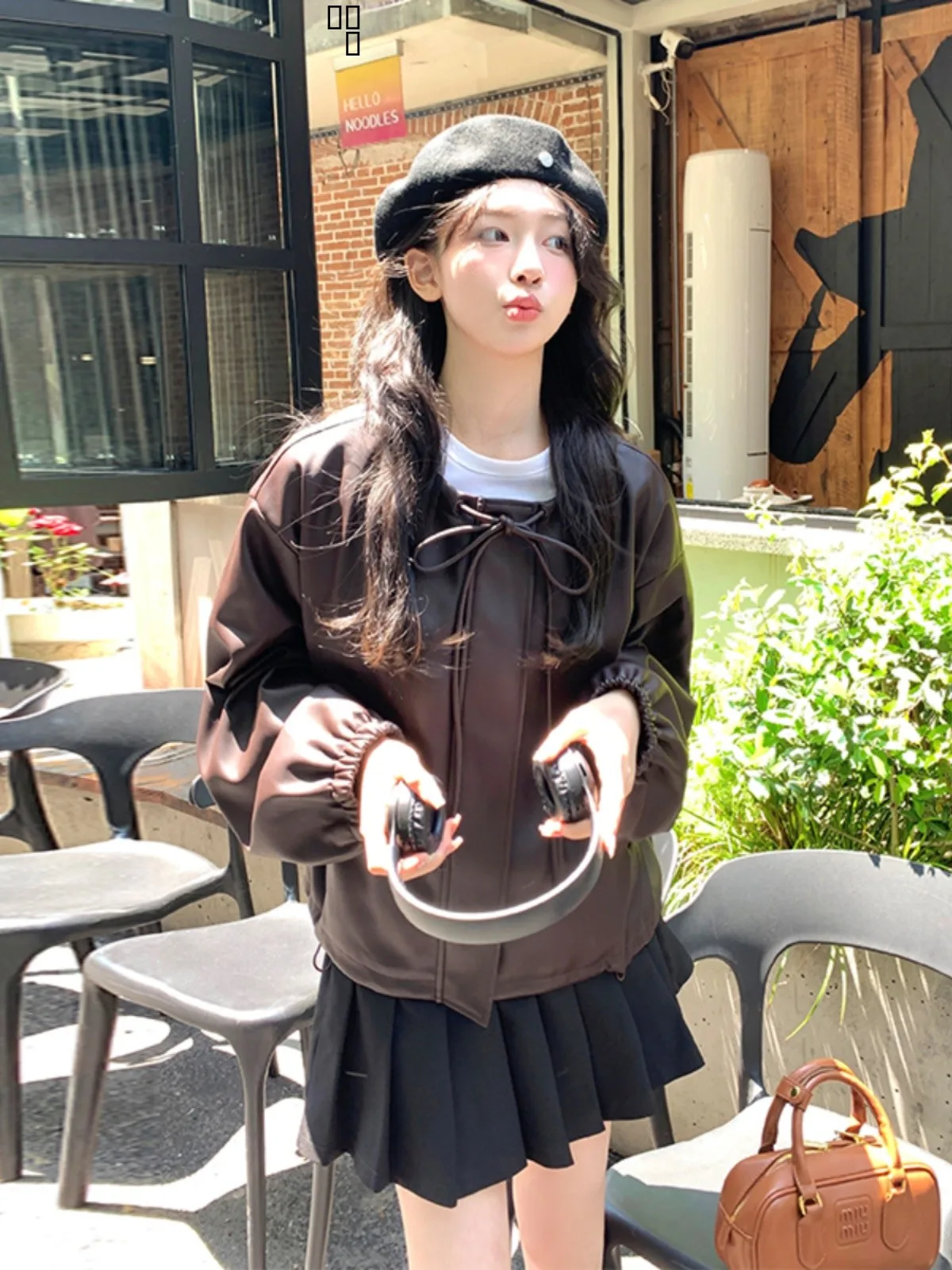 เสื้อแจ็คเก็ตหนัง PU สีกาแฟสำหรับผู้หญิง รุ่นใหม่สำหรับฤดูใบไม้ผลิและฤดูใบไม้ร่วง ทรงตรง แขนยาว ดีไซน์ซิป