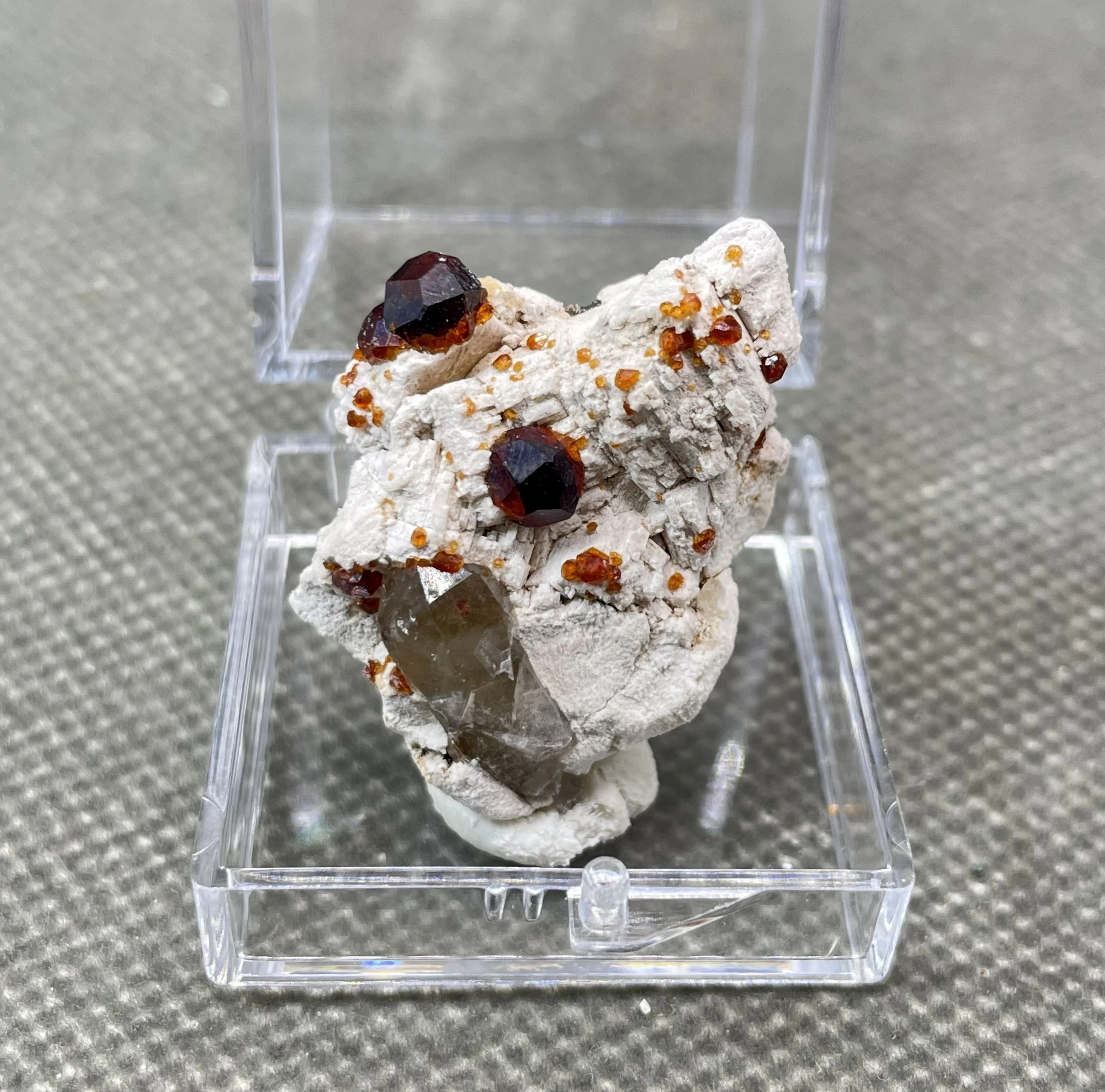 NEW! 100% natural rare garnet and tea crystal symbiotic mineral specimens stones and crystals quartz crystals + box size 3.4cm