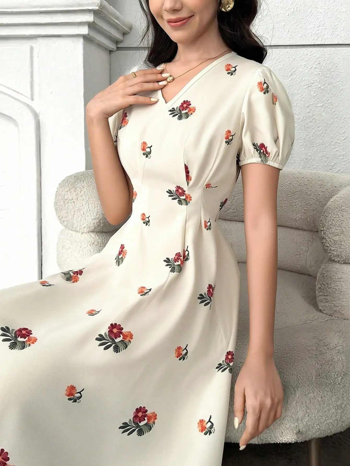 

Элегантное женское платье миди с V-образным вырезом, пышными рукавами и цветочным принтом