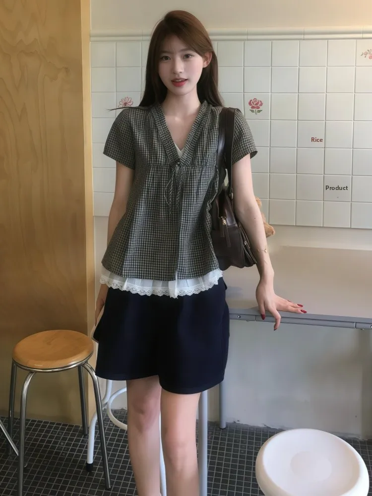 Koszula damska w kratę z koronką, dekolt w serek, luźna, wyszczuplająca, koreański styl, elegancka, do pracy, czysta pożądanie, nowa kolekcja lato 2025