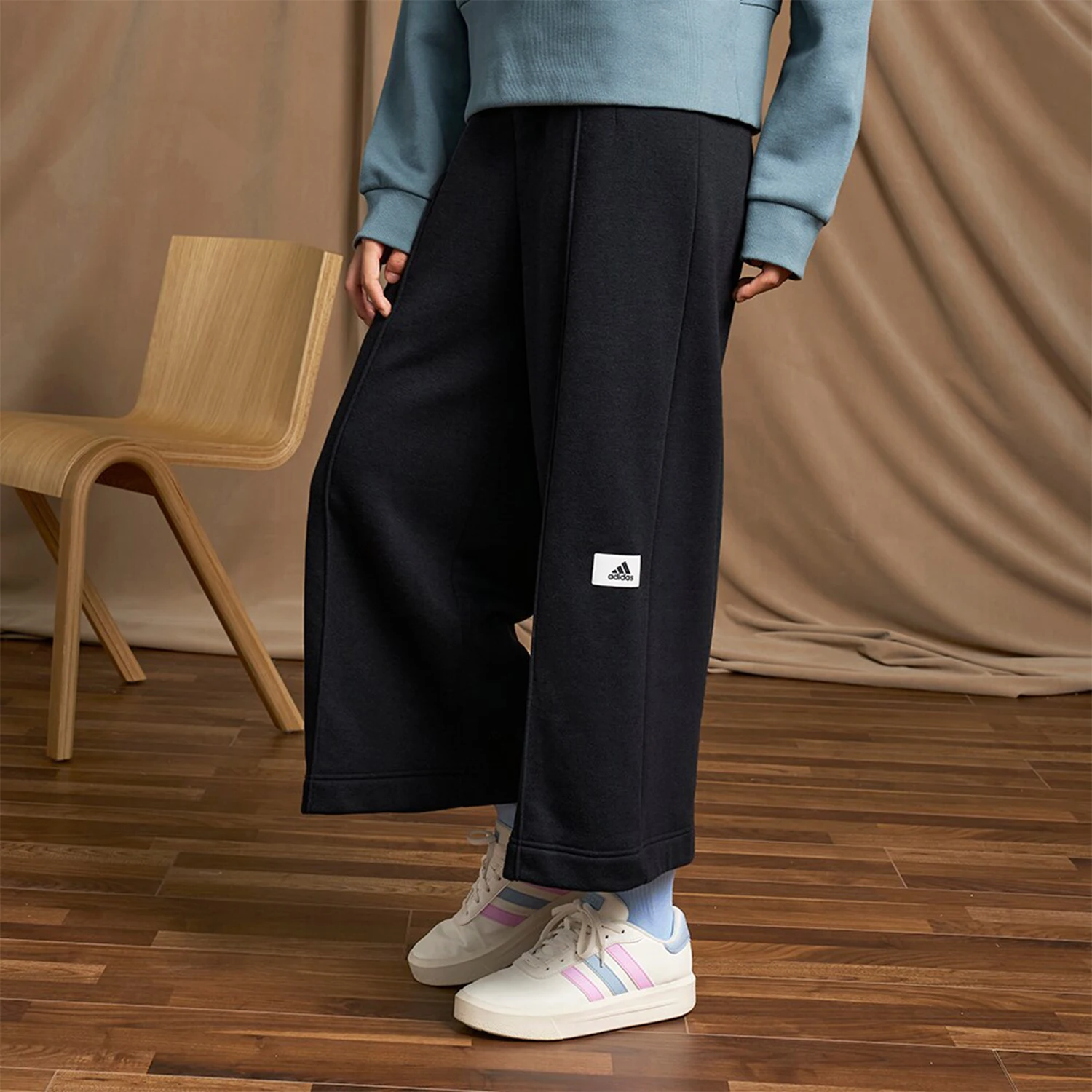 

Женские свободные спортивные брюки с широкими штанинами Adidas Original W LNG PANTS IS7485