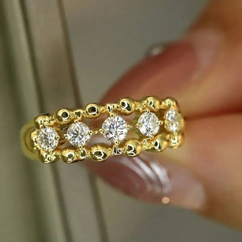 Huitan Trendy Goldfarbene Verlobungsringe für Frauen, brillante Zirkonia-Finger-Accessoires für Hochzeitszeremonie, Party