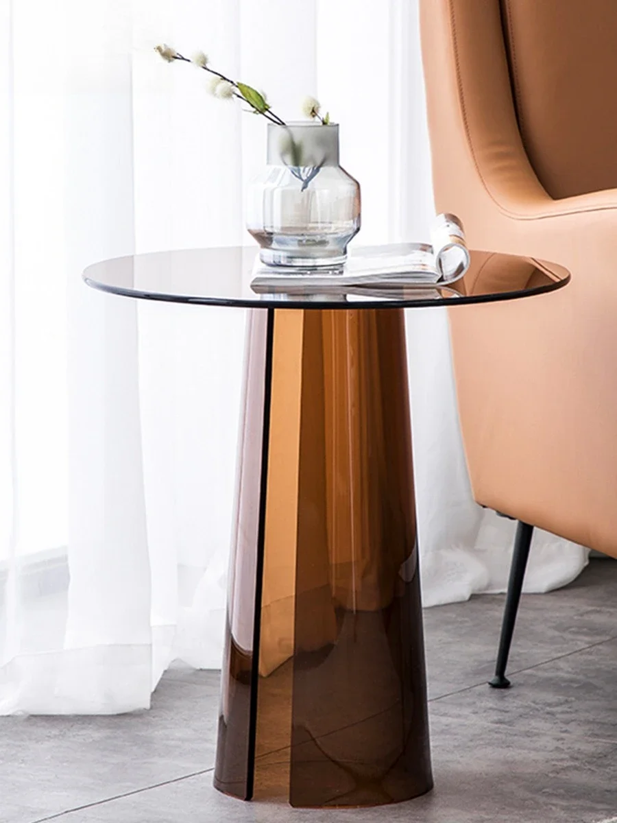 透明なコーヒーテーブル、ソファ、小さなサイドテーブル、バルコニー、コーナー、モダンなリビングルーム、シンプルなデザイナーモデルルーム