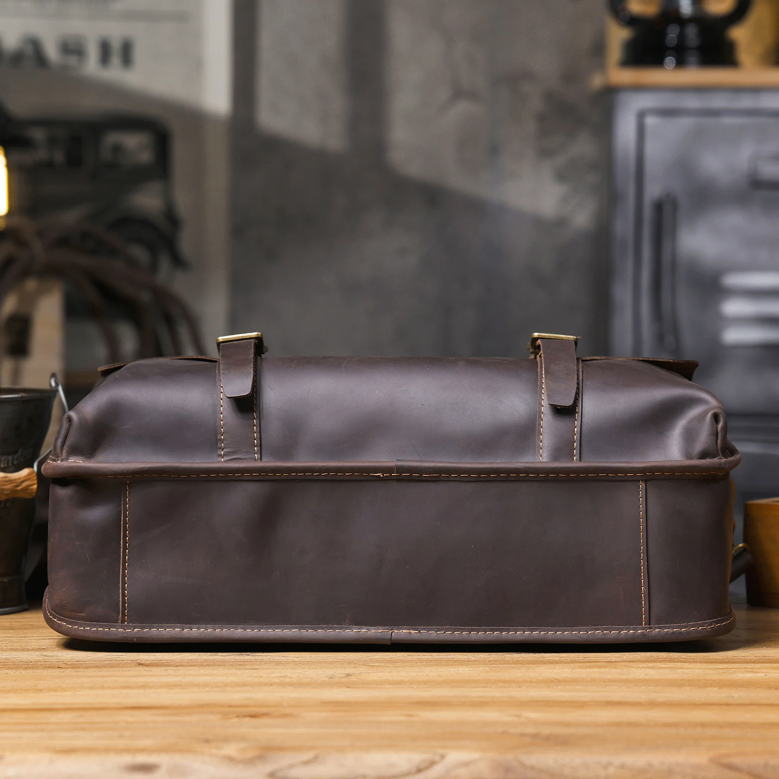 S.WORKER Klassische Aktentasche aus echtem Leder für 15"-Laptops für Herren | Handtasche aus Vollnarbenleder, Umhängetasche für Herren, Büro, Business – Detail 11