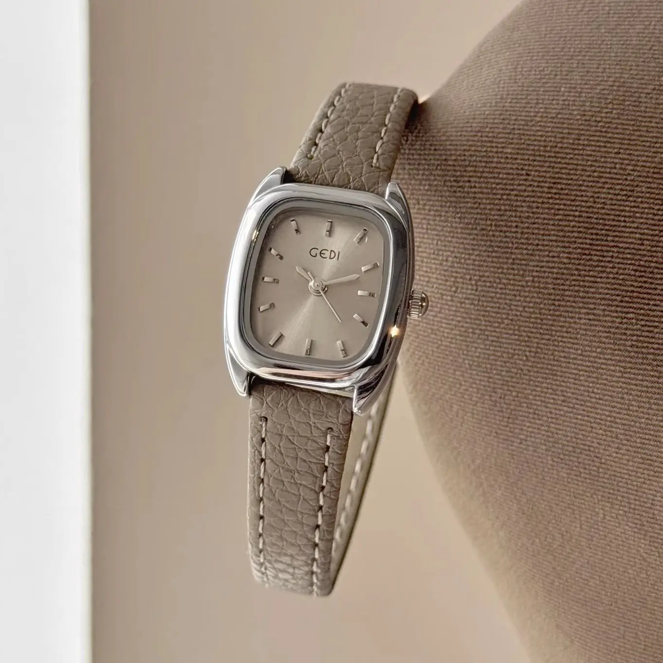 

Retro Minimalist Square Sugar Women's Watch Elegant Daily Wear, Waterproof Belt Quartz Ladies' Wristwatch Gift Wholesale NEW