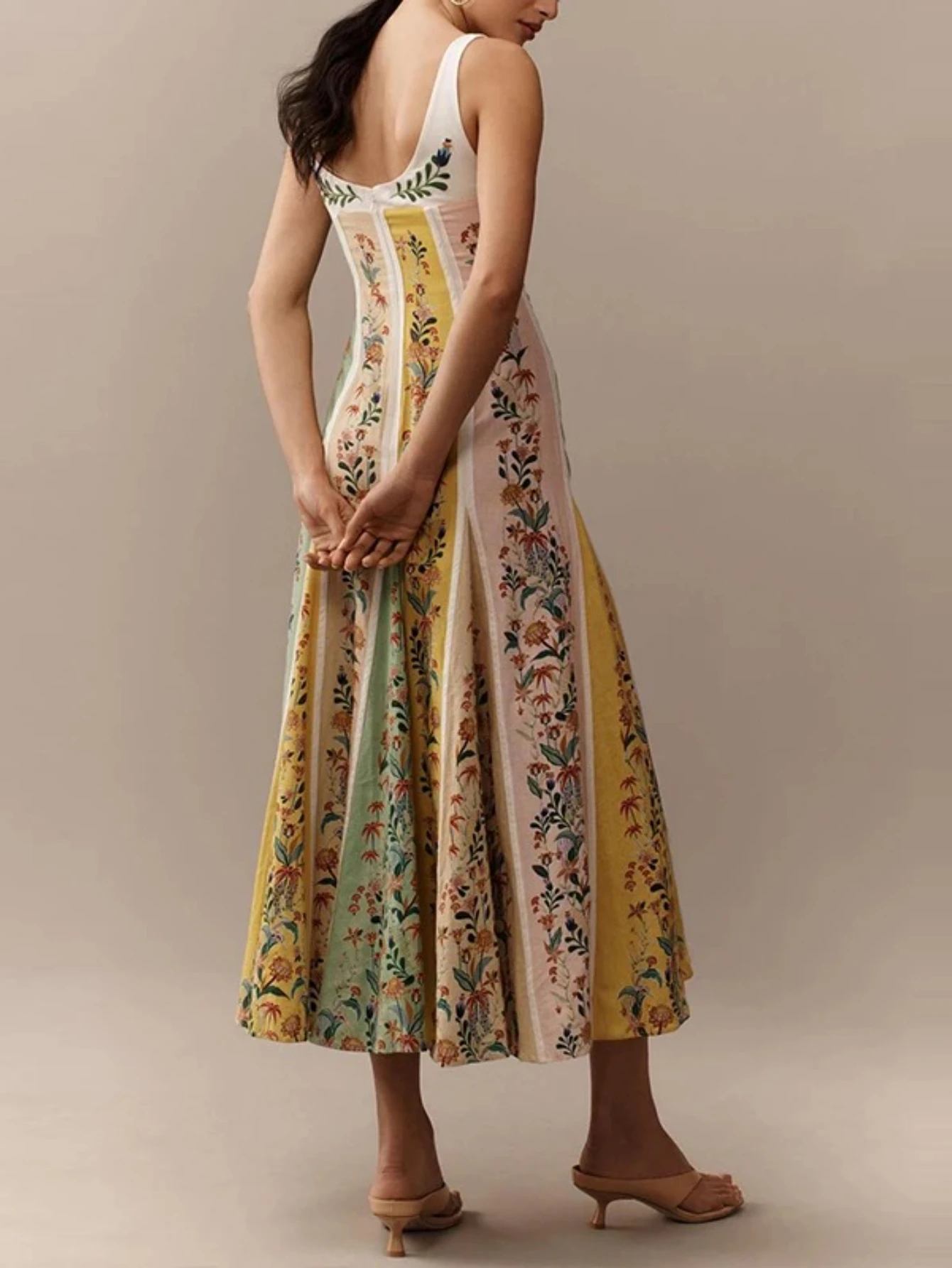 Sukienka w kwiatowy wzór w stylu boho, dopasowana, codzienna, z wysokim stanem, bez rękawów, z odkrytymi plecami, długa, elegancka.