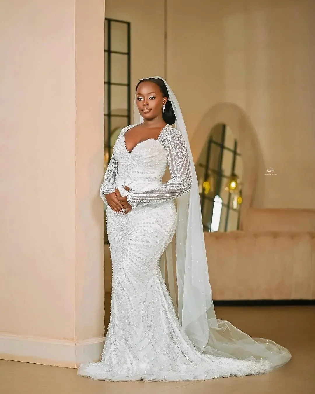 Suknia ślubna w stylu syreny plus size na zamówienie, z długimi rękawami, odpinanym trenem, dekoltem w serce, długimi rękawami, zdobiona koralikami, koronką i warstwami.