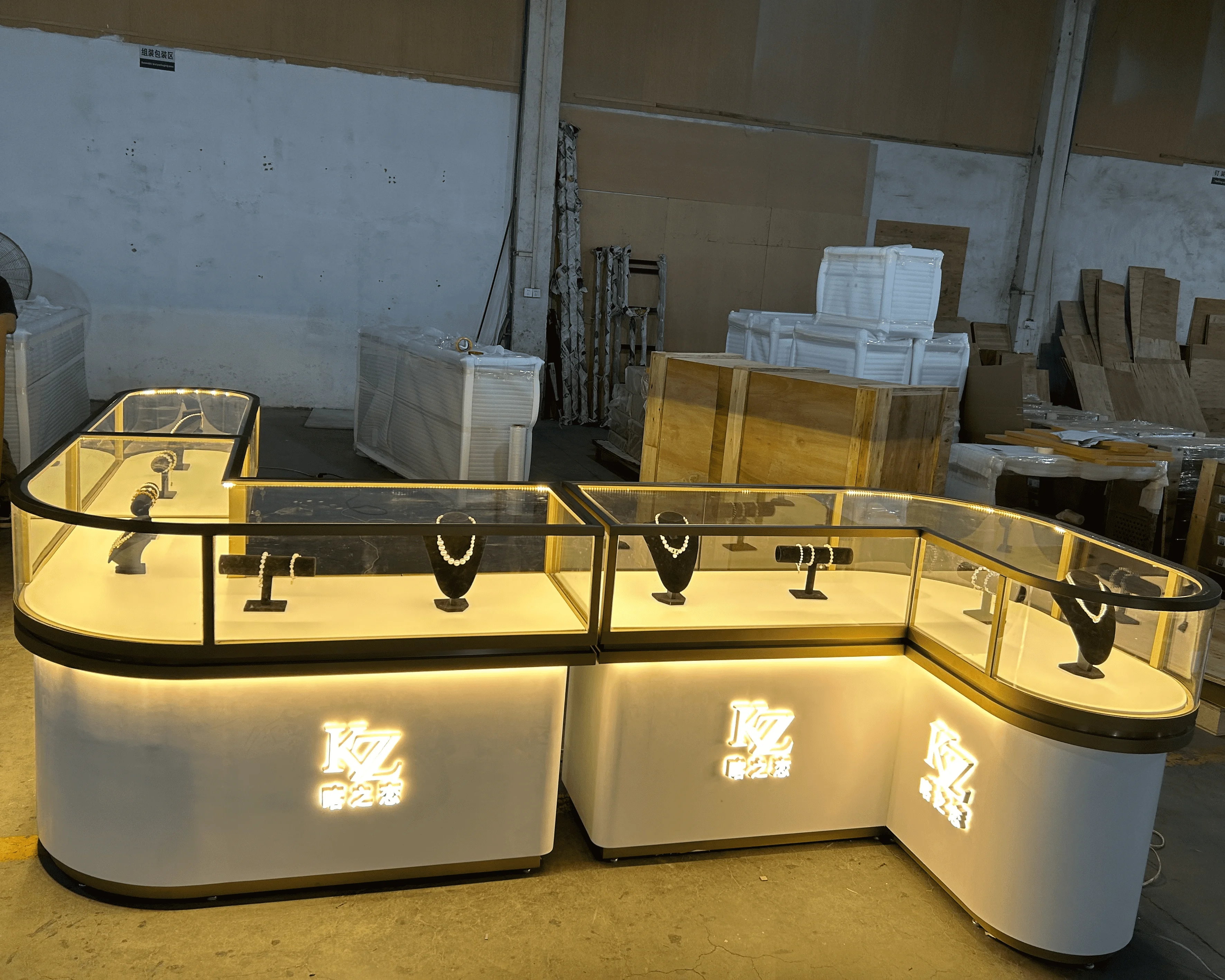 High-End Gold Jewelry Store Display Cabinet Wooden Glass Showcase Round Stainless Steel Jewellery Counter Shop Design Showcase