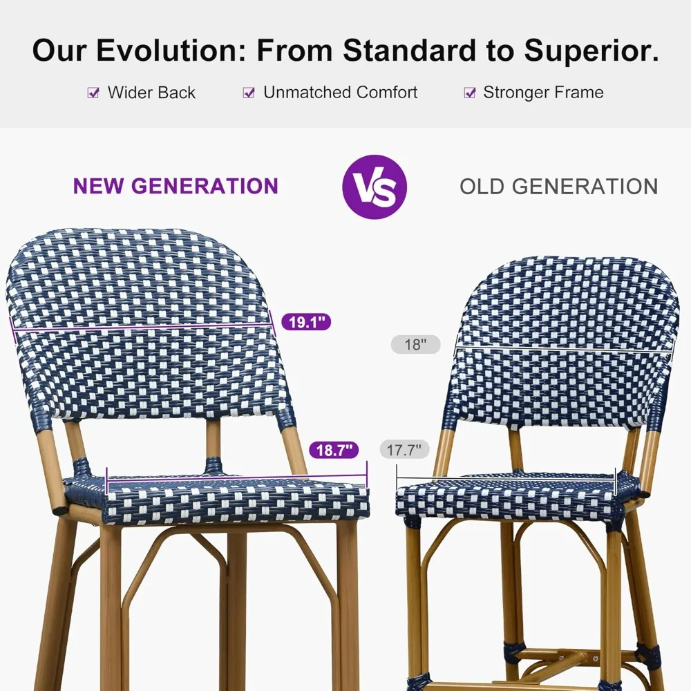 مقاعد مرتفعة للاستخدام الخارجي، مجموعتان من مقاعد وكراسي بار الروطان في فناء الريف الفرنسي، مع لمسة نهائية من خشب الساج #4