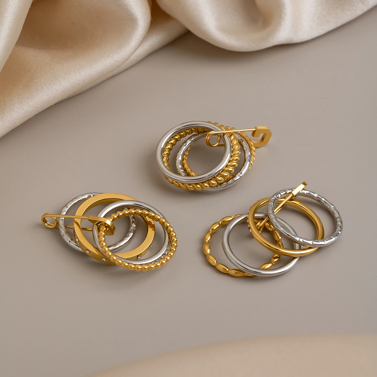 Miia Jewelry Zweifarbiger Stapelring aus Edelstahl, mehrschichtig, gedreht, mit Perlen und Zirkonia-Besatz für Damen – Detail 12