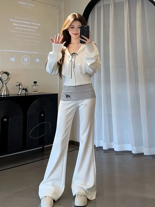 

Весенний повседневный комплект Slim Fit для женщин: корейский свитшот с эффектом омоложения, топ-бюстье в полоску и расклешенные брюки.