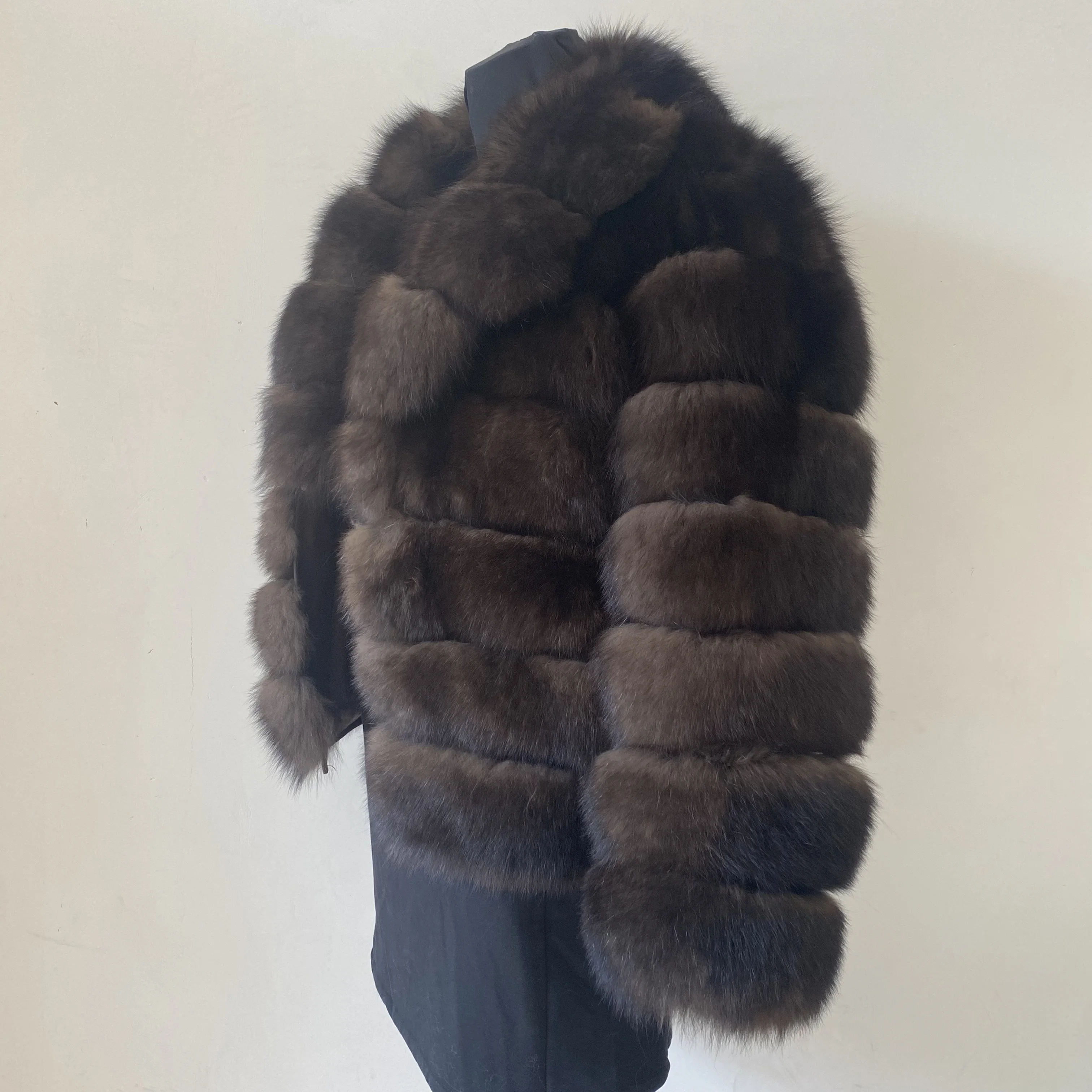 Damski naturalny futrzany płaszcz z klapami.