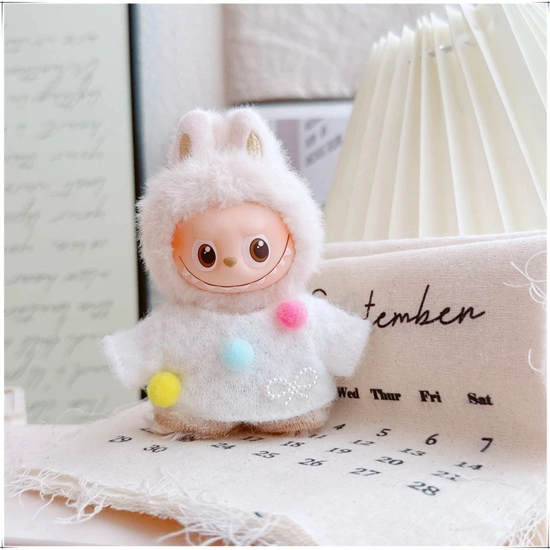 ل Labubu ملابس الأطفال صغيرة الحجم الجيل الرابع 4.0 مجموعة سترة بيضاء القهوة السراويل الملونة وشاح ملابس الأطفال