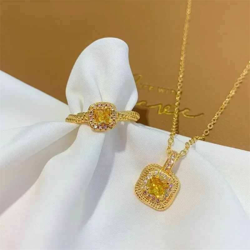 Collar de cubo de azúcar pequeño para mujer, cadena de clavícula de cristal amarillo pequeño, diseño de nicho, collar de ropa de moda