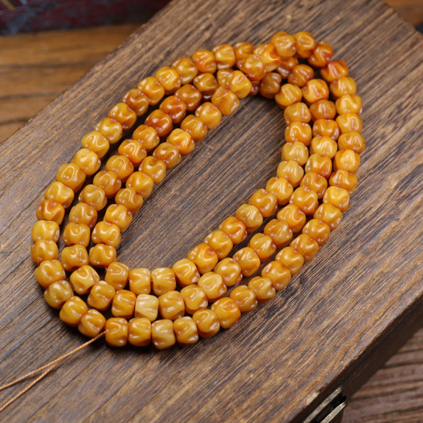 

Tibetan reflux camel bone string bracelet bracelet jade bone carving Bai Xiang Seed 108 Buddha beads rosary cultural ornaments