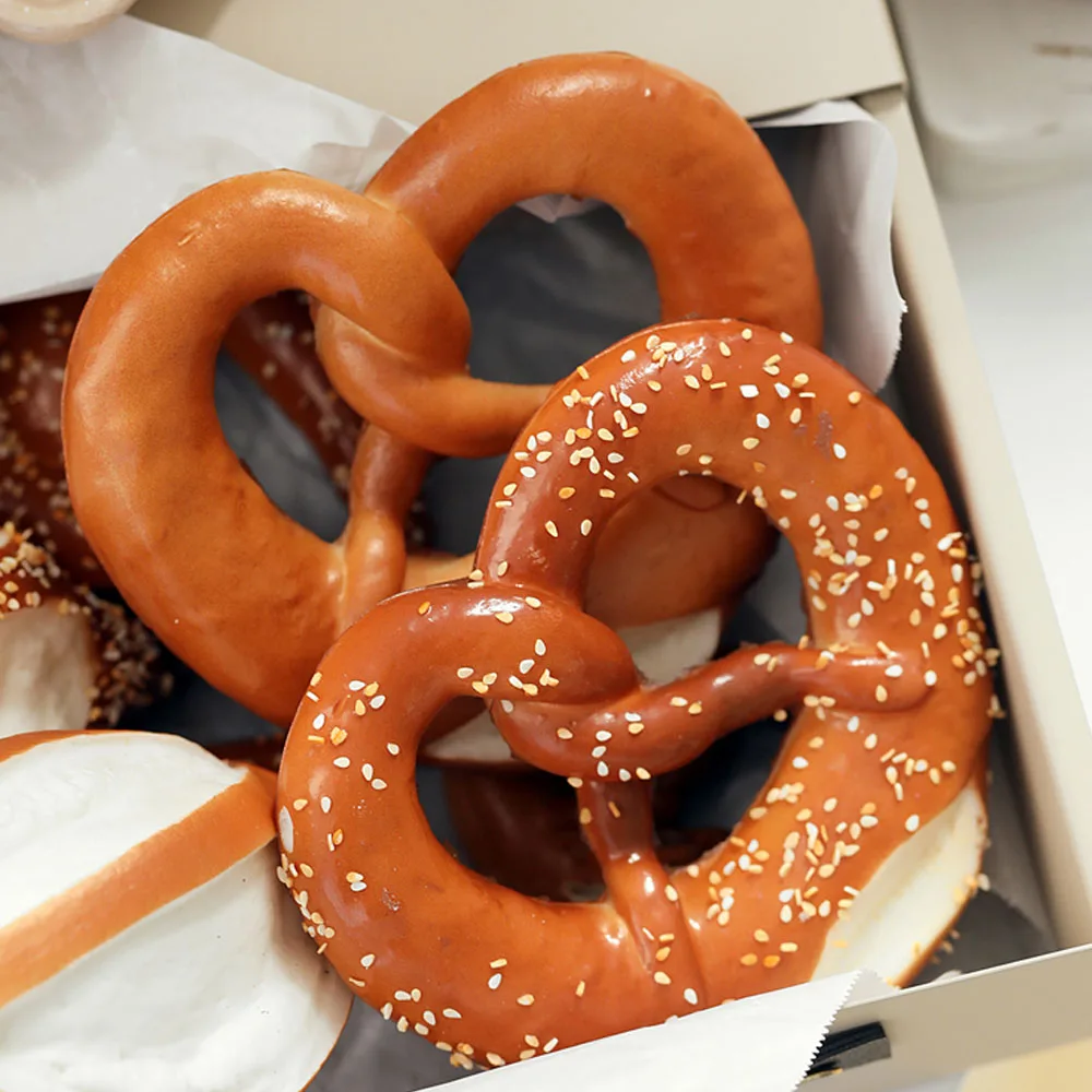 

Brezel Pretzel bread fake food props Wedding birthday decoration Festive & Party Supplies simulation artificial bread model