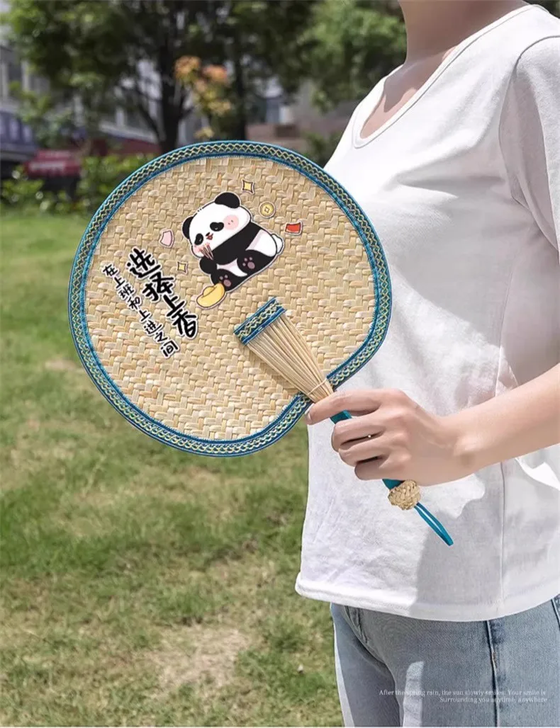 

Летний винтажный соломенный веер с ручным управлениемЛетний винтажный соломенный веер с ручным управлением, текстурой в деревенском стиле и восточным шармом