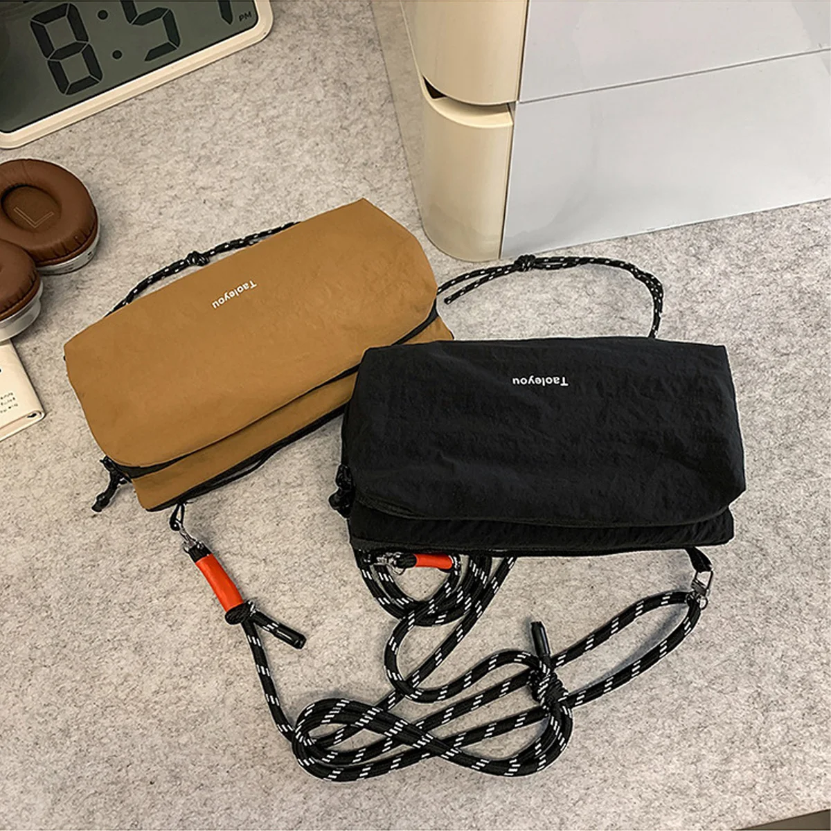 

Men Drawstring Water Bottle Bag Outdoor Sling Shoulder Bag Casual Crossbody Pack for Hiking Cycling Mountain Climbing Daily Use