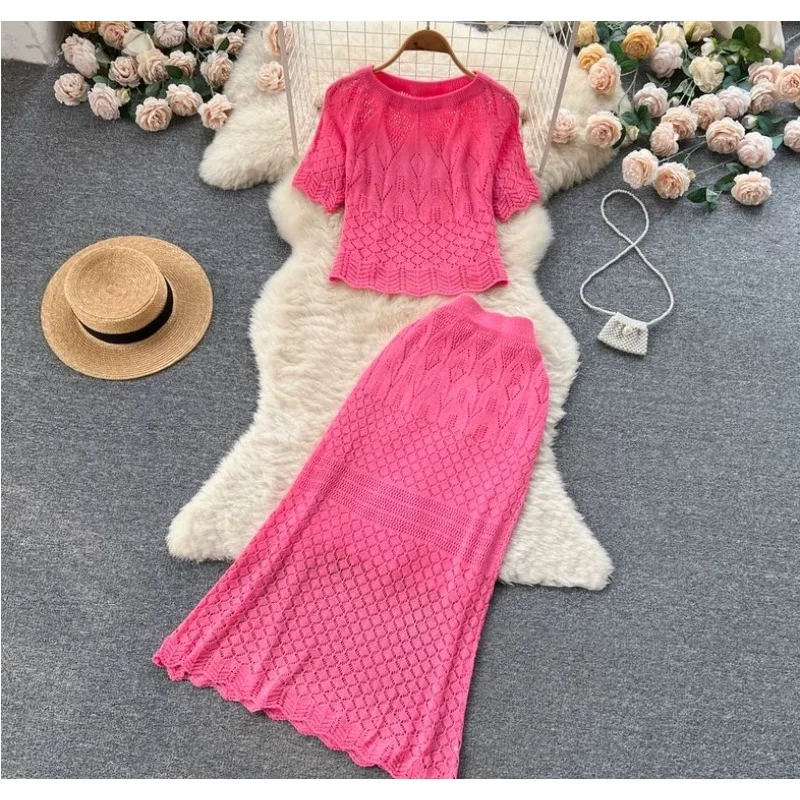 속이 빈 후크와 피쉬테일 스커트가 있는 한국 인스타그램 스타일의 레이스 반팔 세트 드레스입니다. 이 투피스 세트가 트렌디합니다