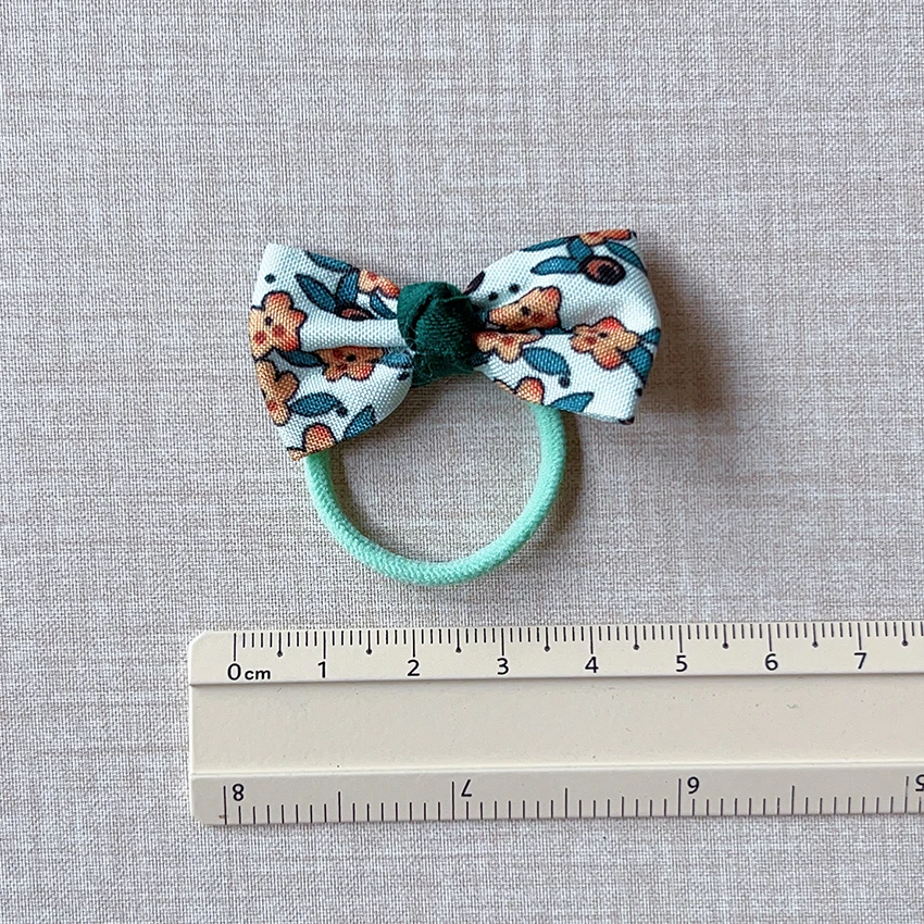 10 Stück Süße Kinder-Haarschleifen aus Stoff mit Blumen- und Karomuster, Mini-Elastische Haarbänder mit Pompon, Herzperlen, Haaraccessoires für Mädchen und Kleinkinder – Detail 11