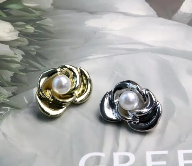 

6 шт./лот, размер: 23 мм, металлические пуговицы в форме нерегулярного цветка с жемчугом, модные пуговицы для пальто и костюмов, декоративные, для шитья (SSA-4022)