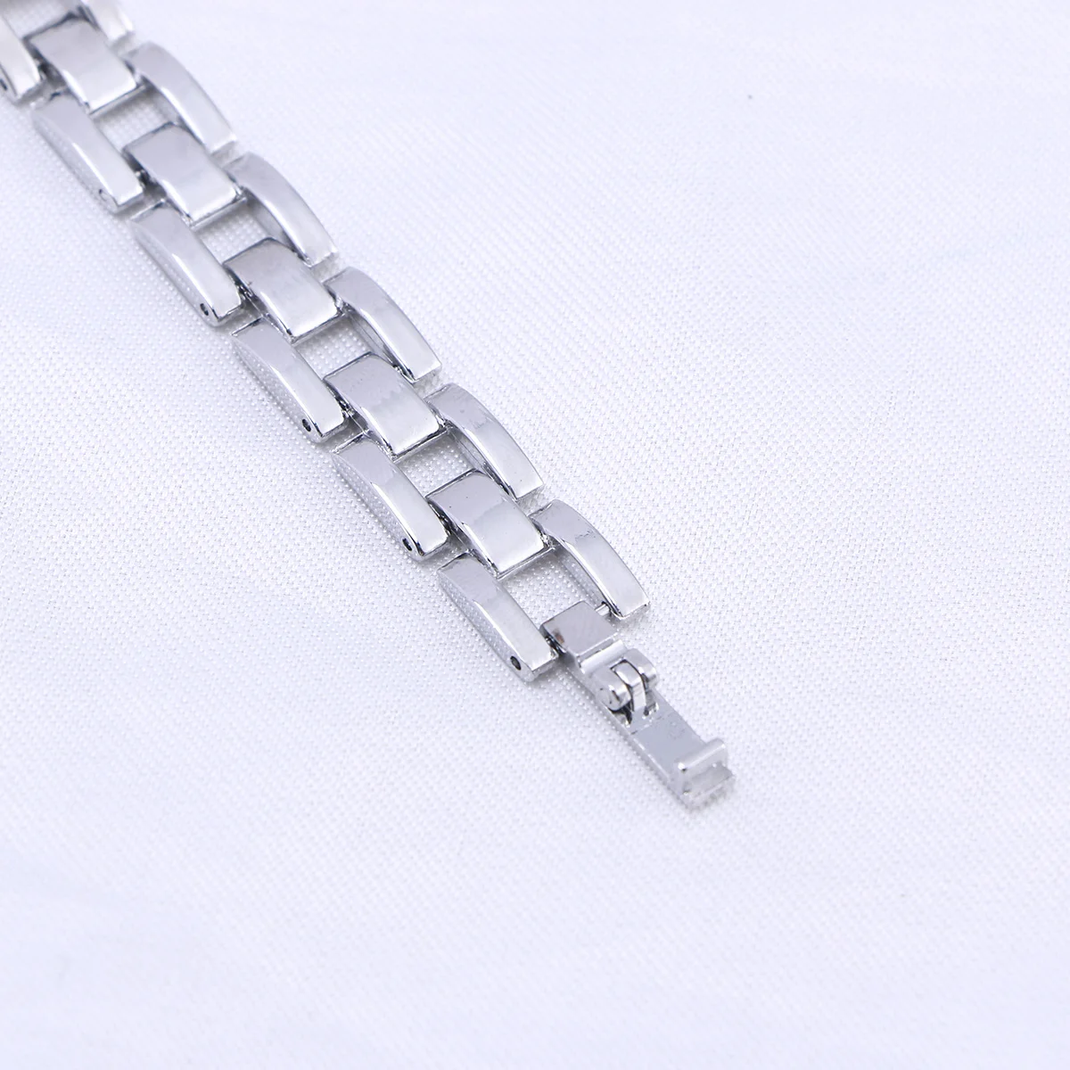 ساعة كوارتز نوبل أنيقة فضية عصرية هدية مثالية للنساء ساعة كوارتز للسيدات