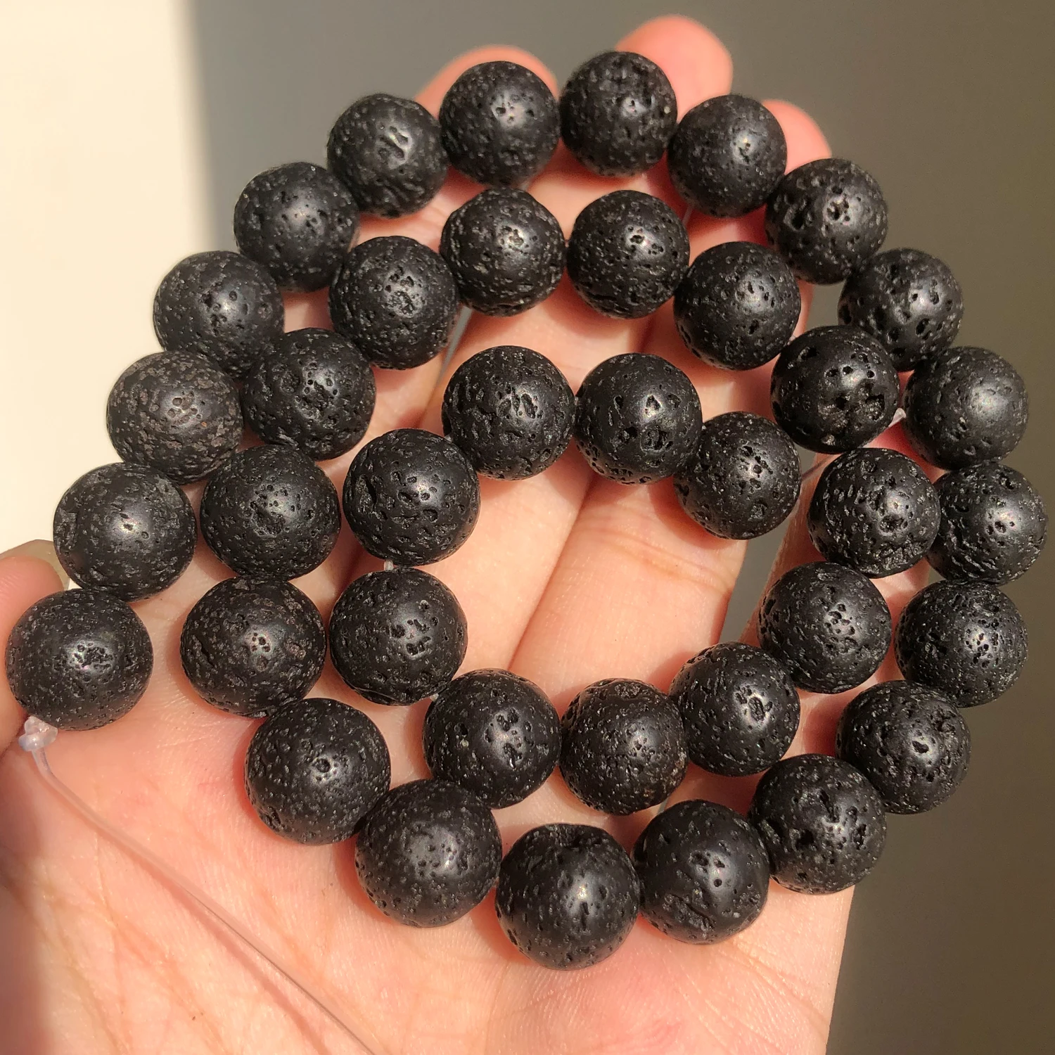 خرز دائري من حجر الحمم البركانية السوداء الطبيعية ، لصنع المجوهرات 4 6 8 10 12 14 مللي متر ، قلادة سوار افعلها بنفسك ، بالجملة 15