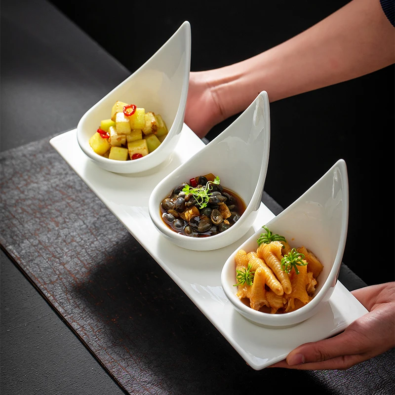 Hochwertiges Hotel-Tellergeschirr aus weißer Keramik mit drei Fächern. Unterschriften für Desserts, Snacks, Schüsseln und Untertassen des Restaurants