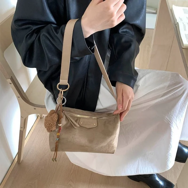 

Elegant Women Messenger Bag Made Of Top-Quality Leather Boasting Casual Vintage Look And Spacious Interior​