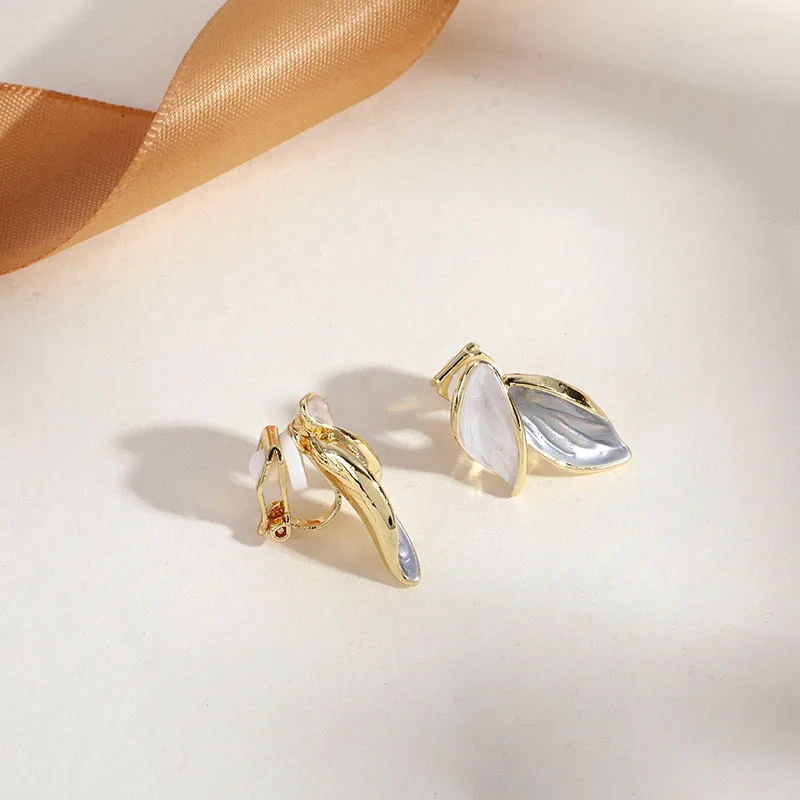 WENHQ New Arrival Vintage Flower Leaf Clip on Earrings for Women's Party Luxury Rhinestone Pearl Cuff Ear Clip Jewelry Accessory view 4