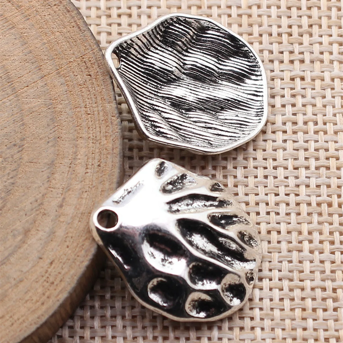 

20pcs 24x19mm(0.94x0.75inch) Antique Silver Color Hammered Shell-Shaped Charms Pendants DIY Jewelry Making Accessories