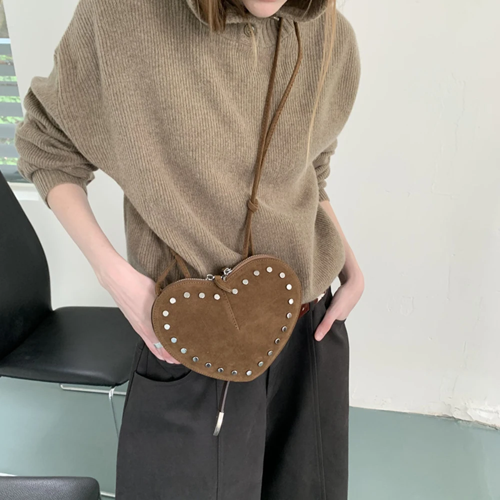 

Luxury Heart Shaped Shoulder Bag Rivet Designer Bags for Women Handbags Faux Suede Crossbody Bag NEW Small Studded Pouch Clutch