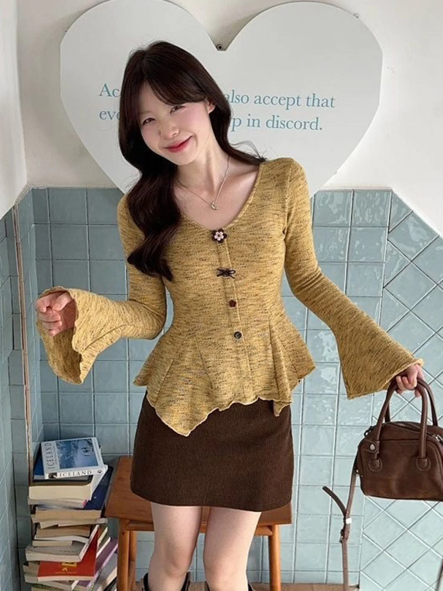 

Korean Sle Long Sve V-Ne Bell Bot T-irt Women's Spring Autumn Slim Fit Base Layer irt Top Soft Knitted Casual Wear