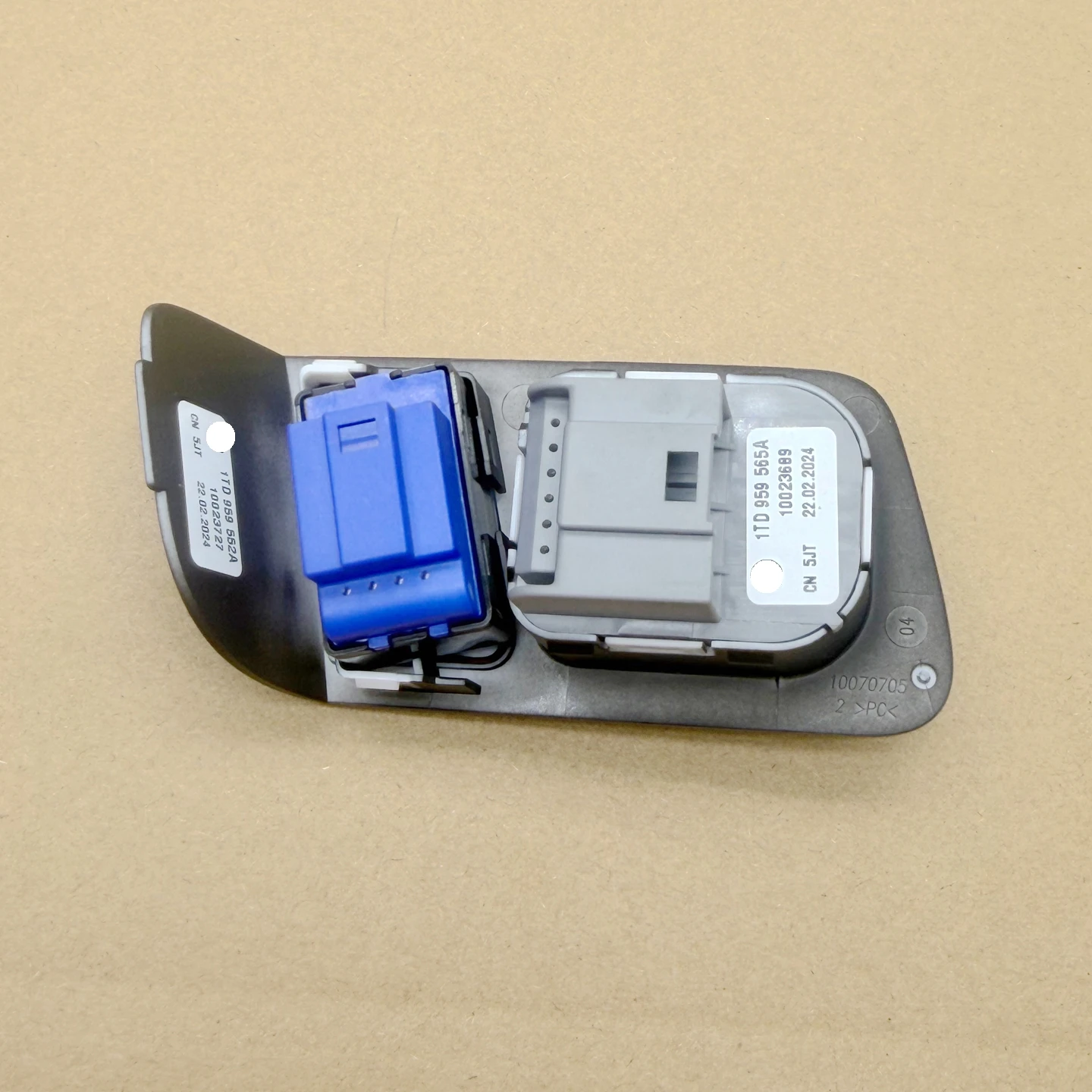Suitable for Volkswagen Touran reversing mirror adjustment switch, rearview mirror knob, door lock switch 1TD959552 A 1TD959552 5