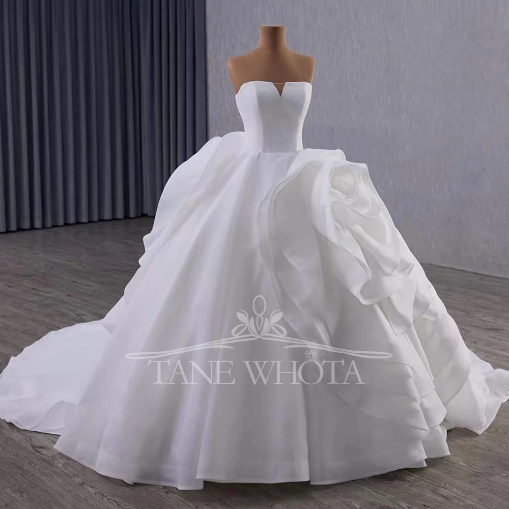 فستان عروس قابل للتخصيص بدون أكمام بدون حمالات ثوب زفاف مع ظهر برباط وتفاصيل زهور ثلاثية الأبعاد 2025 رداء De Mariée